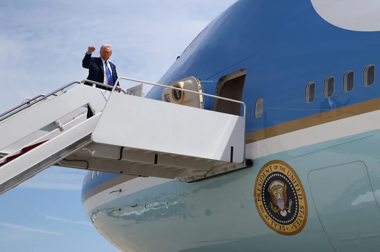 Tổng thống Mỹ Donald Trump lên chiếc Không lực Một tại Căn cứ chung Andrews, Maryland, vào ngày 12/5. Ảnh: Getty. Ông Trump muốn nhận lâu đài bay từ Qatar Có vi phạm Hiến pháp Mỹ.png