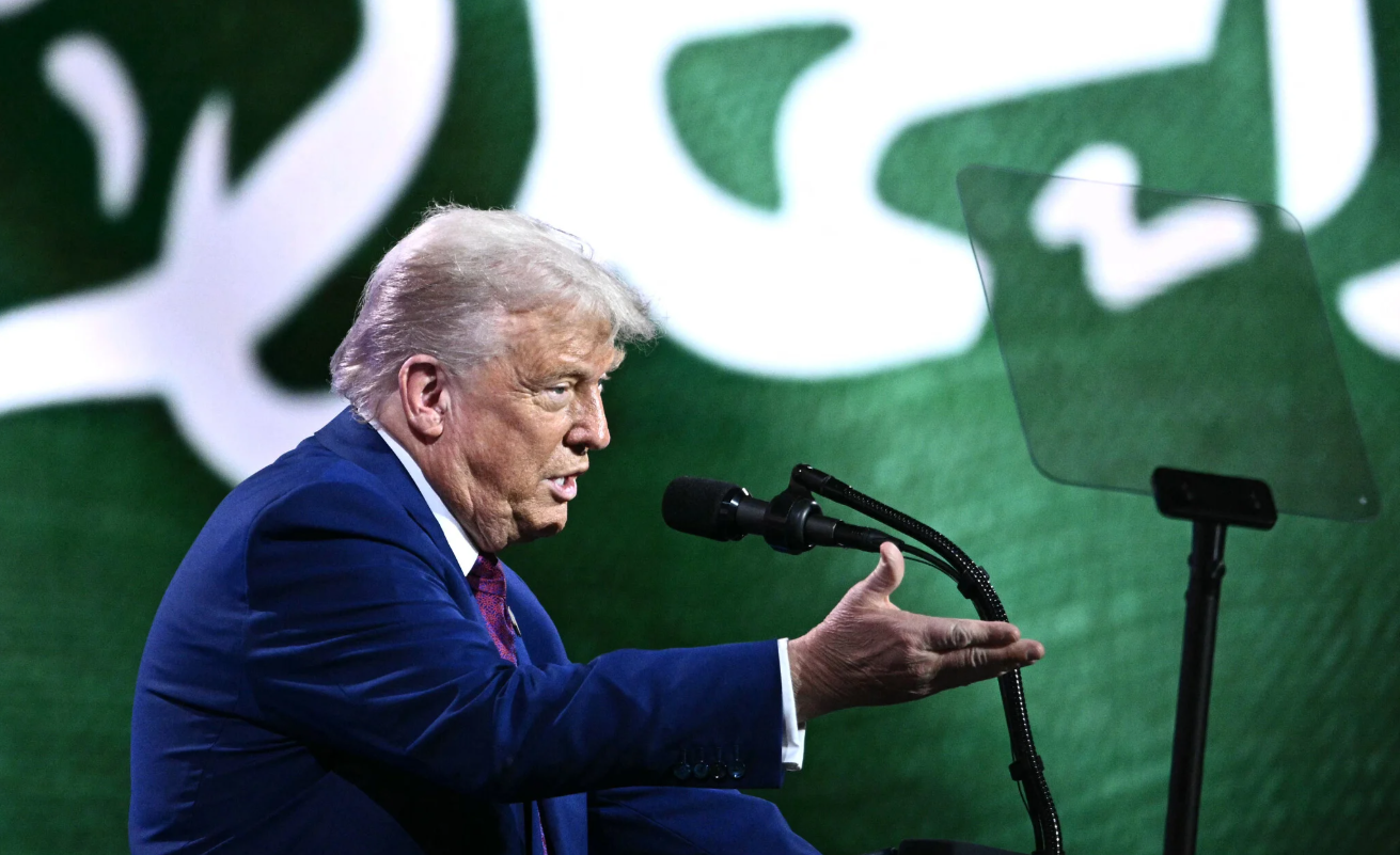 Tổng thống Mỹ Donald Trump tham dự Diễn đàn đầu tư Saudi-Mỹ, tại Riyadh, Arab Saudi ngày 13/5. Ảnh: AFP. Cú xoay trục của ông Trump về AI Arab Saudi, UAE sẽ tiếp nhận hàng triệu chip Nvidia 1.png