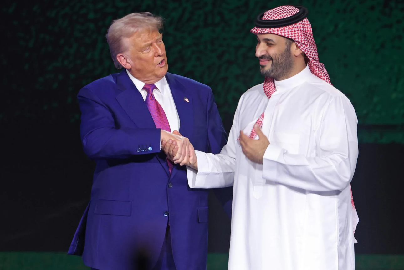 Ông Trump và Thái tử Arab Saudi Mohammed bin Salman (phải) tham dự Diễn văn quan trọng tại Diễn đàn đầu tư Saudi-Hoa Kỳ tại Riyadh, Arab Saudi ngày 13/5. Ảnh: EPA. Cú xoay trục của ông Trump về AI Arab Saudi, UAE sẽ tiếp nhận hàng triệu chip Nvidia 2.png