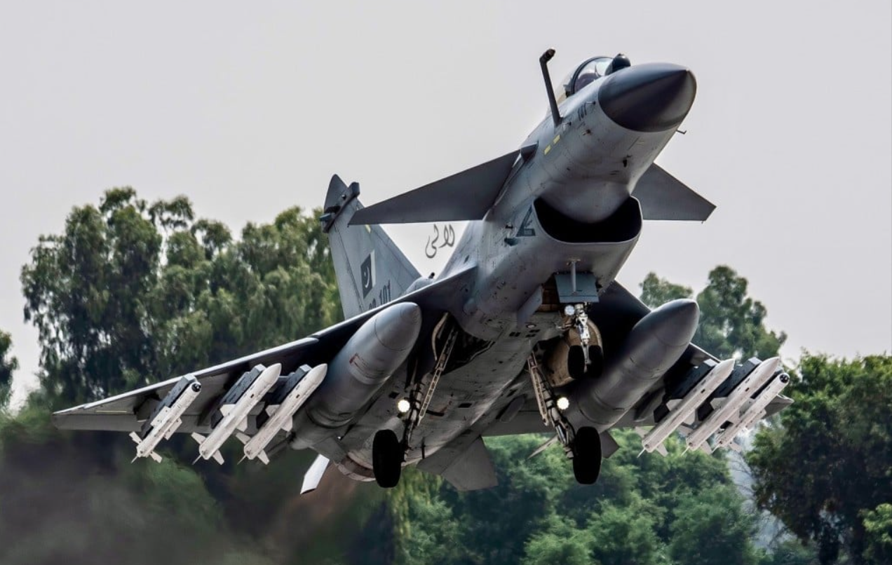Bộ trưởng ngoại giao Pakistan tuyên bố rằng máy bay chiến đấu J-10C của Trung Quốc đã được sử dụng để bắn hạ máy bay Ấn Độ dọc biên giới. Ảnh: Handout Xem dàn vũ khí Made in China giúp Pakistan đáp trả mạnh mẽ Ấn Độ ở Kashmir 1.png