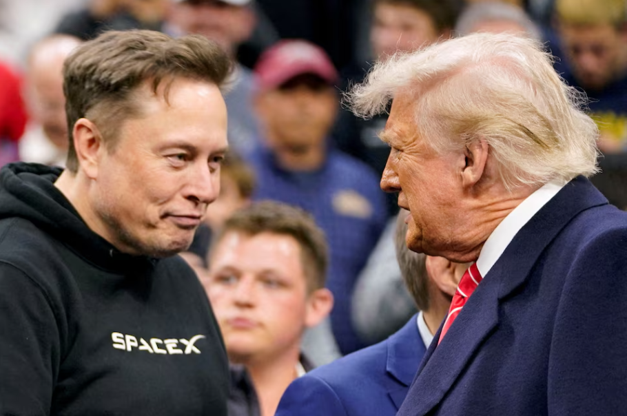 Giám đốc điều hành Tesla Elon Musk chào đón Tổng thống Mỹ Donald Trump khi họ tham dự giải vô địch đấu vật nam NCAA tại Philadelphia, Pennsylvania, ngày 22/3. Ảnh: Reuters. He thong vom Vang Donald Trump 2.png