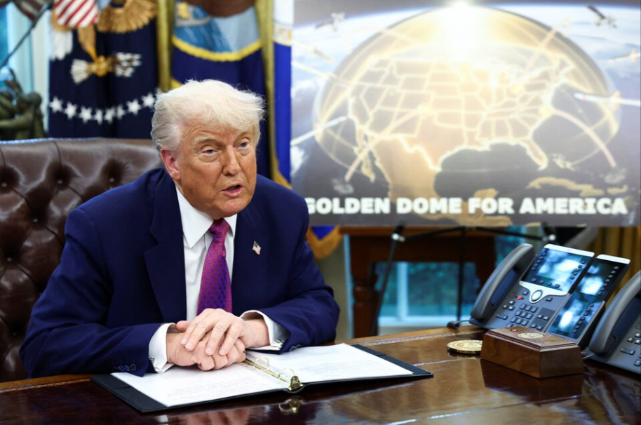 Tổng thống Mỹ Donald Trump đưa ra thông báo liên quan đến lá chắn phòng thủ tên lửa "Vòm Vàng" tại Phòng Bầu dục hôm 20/5. Ảnh: Reuters. He thong Vom Vang donald Trump.png