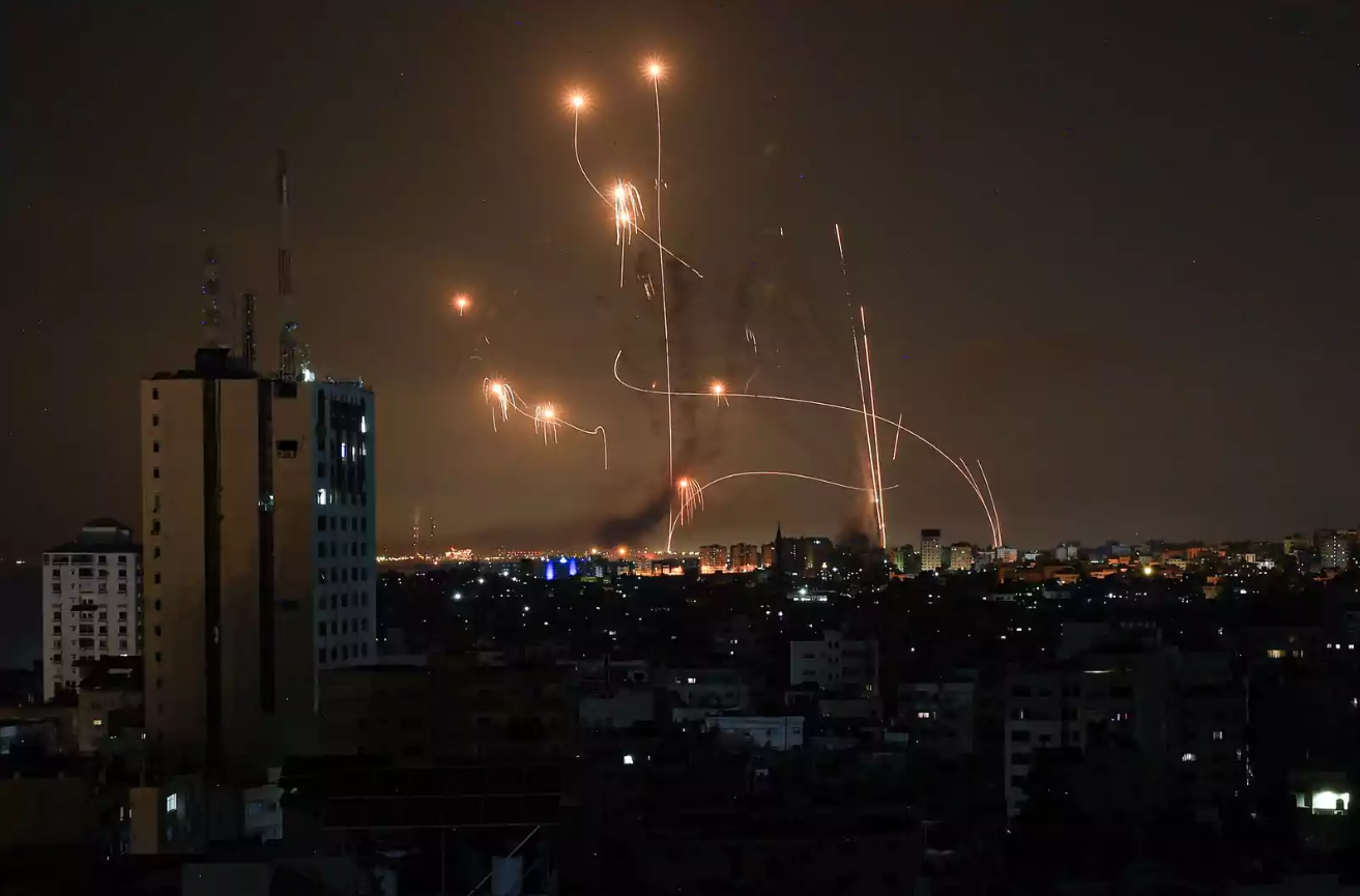 Hình ảnh hệ thống Vòm Sắt của Israel đang hoạt động nhằm đánh chặn các tên lửa từ bên ngoài. Ảnh: Getty. He thóng Vom Vang Donald Trump.png