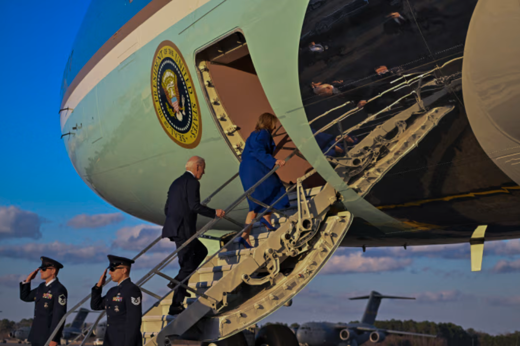 Tổng thống Biden và đệ nhất phu nhân Jill Biden lên chuyên cơ Air Force One vào tháng 1. Ảnh: Getty. Ông Joe Biden hậu Nhà Trắng Di sản phai mờ, bệnh tật bủa vây và chương cuối u ám 2.png