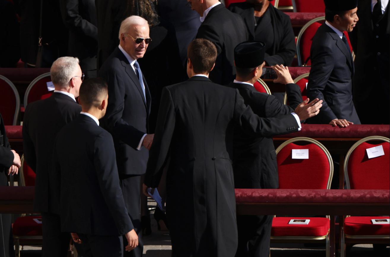 Ông Biden đến Vương cung thánh đường Thánh Peter để dự tang lễ của Đức Giáo hoàng Francis. Ảnh: Getty. Ông Joe Biden hậu Nhà Trắng Di sản phai mờ, bệnh tật bủa vây và chương cuối u ám 4.png