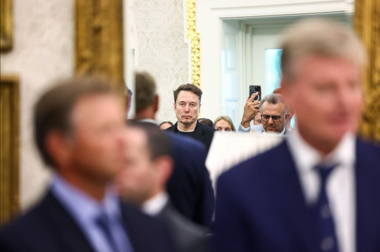 Elon Musk tại Nhà Trắng tuần trước. Ảnh: Bloomberg. Bên trong mối quan hệ phức tạp giữa Elon Musk và ông Trump tại Nhà Trắng 1.png
