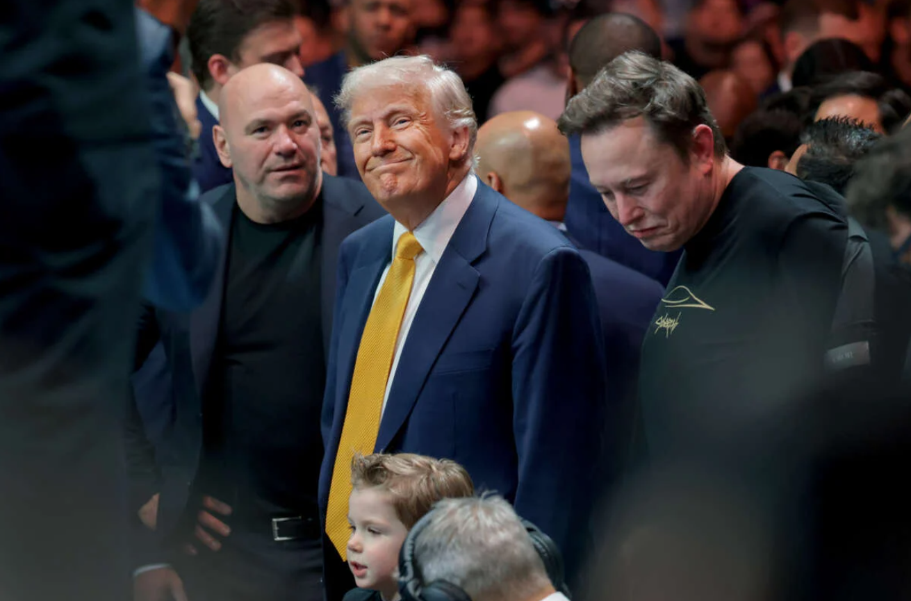 Tổng thống Trump chuẩn bị xem giải UFC cùng với Giám đốc điều hành UFC Dana White và Elon Musk tại Trung tâm Kaseya vào ngày 12/4, tại Miami, Florida. Ảnh: Getty. Bên trong mối quan hệ phức tạp giữa Elon Musk và ông Trump tại Nhà Trắng 3.png