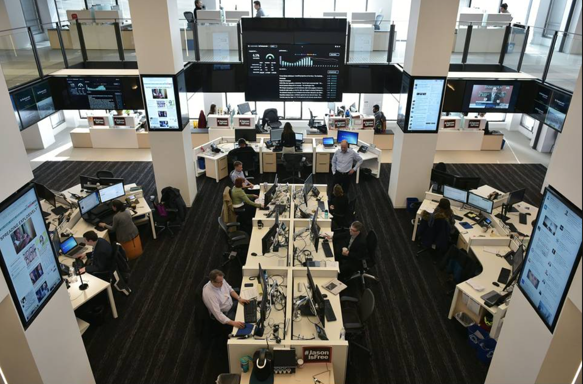 Tờ Washington Post đã sử dụng một chương trình xử lý dữ liệu có tên là Heliograf để giúp cập nhật các thông tin về Ngày bầu cử năm 2016. Ảnh: Getty. Báo chí thế giới lột xác trước làn sóng số hóa và AI Bài học từ các ông lớn 4.png