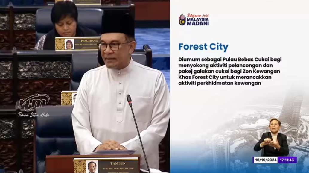 Thủ tướng Malaysia Anwar Ibrahim trình bày Ngân sách Malaysia vào tháng 10 năm ngoái, với các kế hoạch đảo ngược vận mệnh của Forest City, bao gồm cả việc chấp thuận quy chế miễn thuế của thành phố này. Ảnh: RTM. Hồi sinh Forest City Cú cược lớn của Malaysia vào thành phố ma 100 tỷ USD 5.png