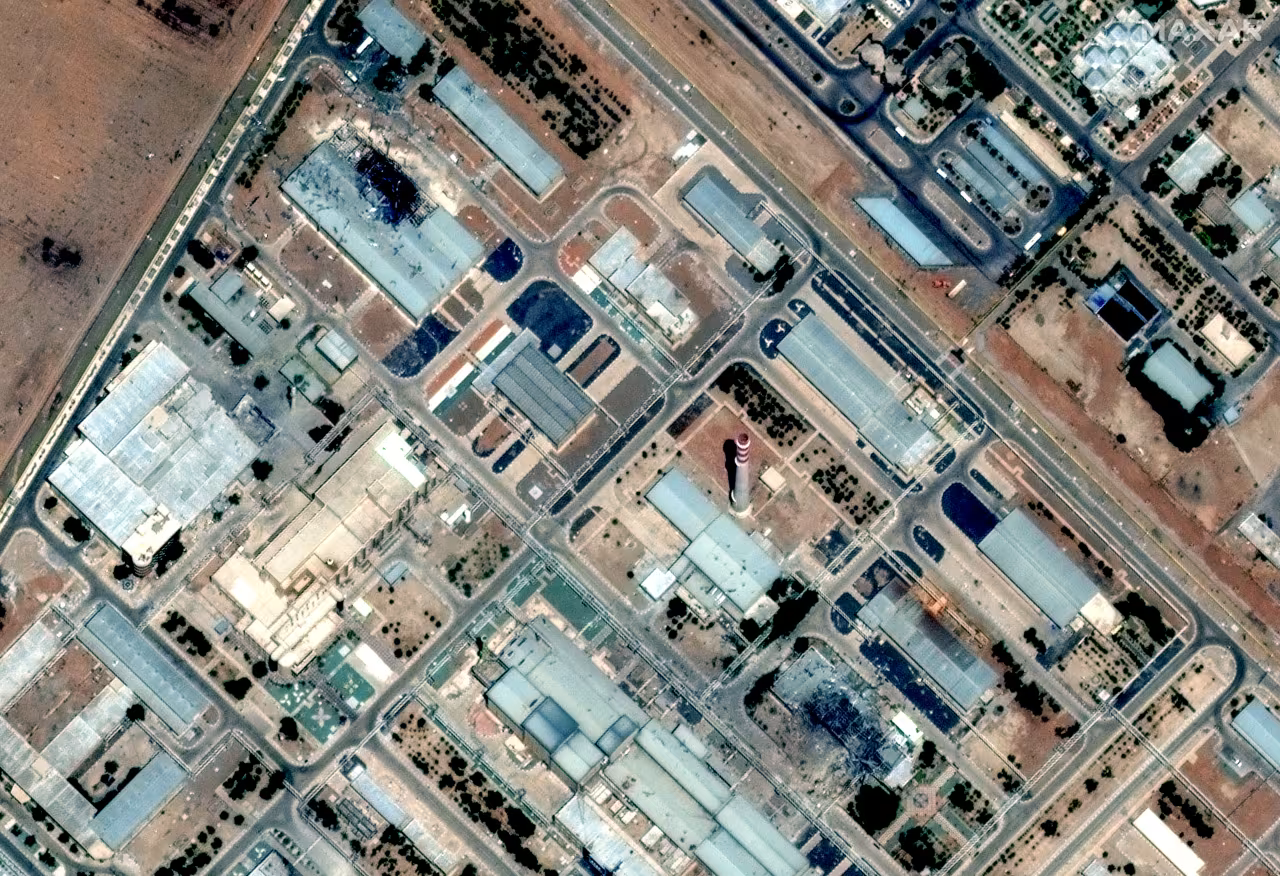 Cơ sở làm giàu hạt nhân Isfahan ở Iran, sau các cuộc không kích của Israel. Ảnh: WSJ. Israel giáng đòn mạnh vào Iran nhưng chưa thể chạm đến pháo đài hạt nhân Fordow 5.png