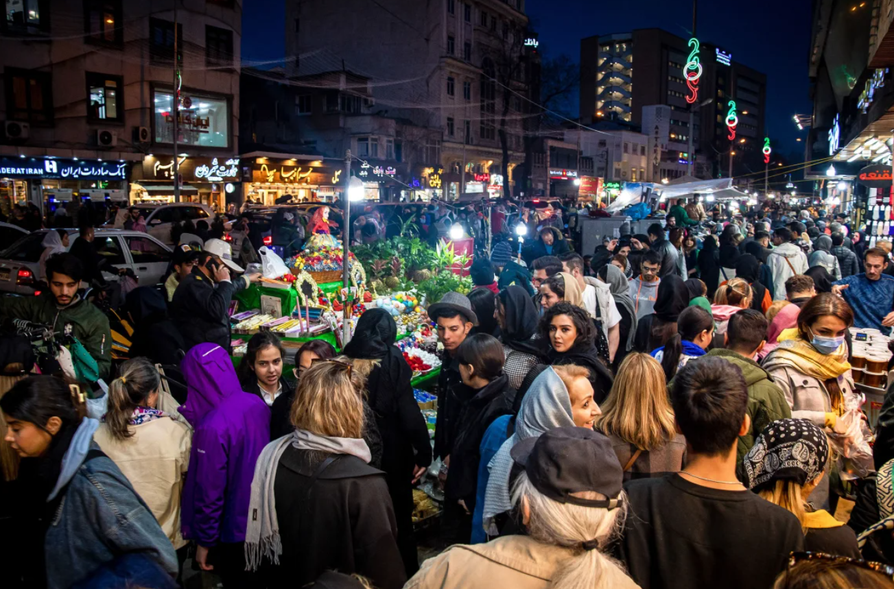 Người dân mua sắm tại một khu chợ khi họ chuẩn bị cho Nowruz, Tết Ba Tư, tại Tehran, Iran vào ngày 12/3/2024. Ảnh: AFP. Mỹ–Israel và lời đe dọa thay đổi chế độ Iran Những viễn cảnh nào có thể xảy ra 4.png
