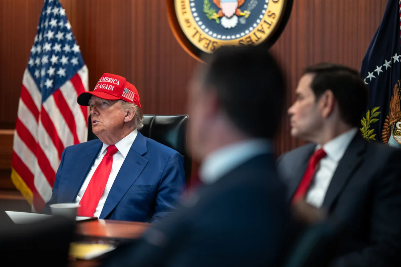 Tổng thống Mỹ Donald Trump, Bộ trưởng Ngoại giao Marco Rubio và Bộ trưởng Quốc phòng Pete Hegseth ngồi trong Phòng Tình huống vào tối 21/6. Ảnh: Nhà Trắng. Hậu trường chiến dịch Búa Đêm Hành trình ra quyết định tấn công Iran của ông Trump 2.png