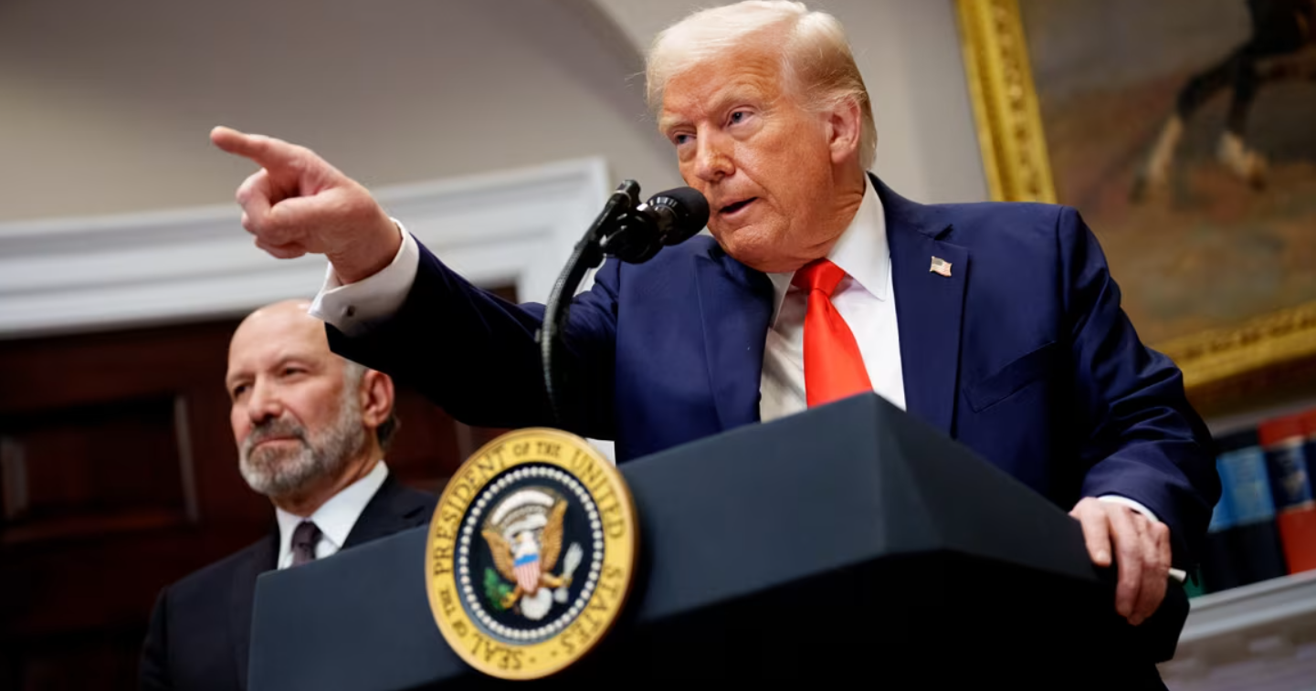 Tổng thống Donald Trump, cùng với Bộ trưởng Thương mại Howard Lutnick, trả lời câu hỏi của phóng viên tại Phòng Roosevelt của Nhà Trắng vào ngày 3/3. Ảnh: Getty. Tại sao ông Trump cần thế giới tin rằng chương trình hạt nhân của Iran đã bị xóa sổ 1.png