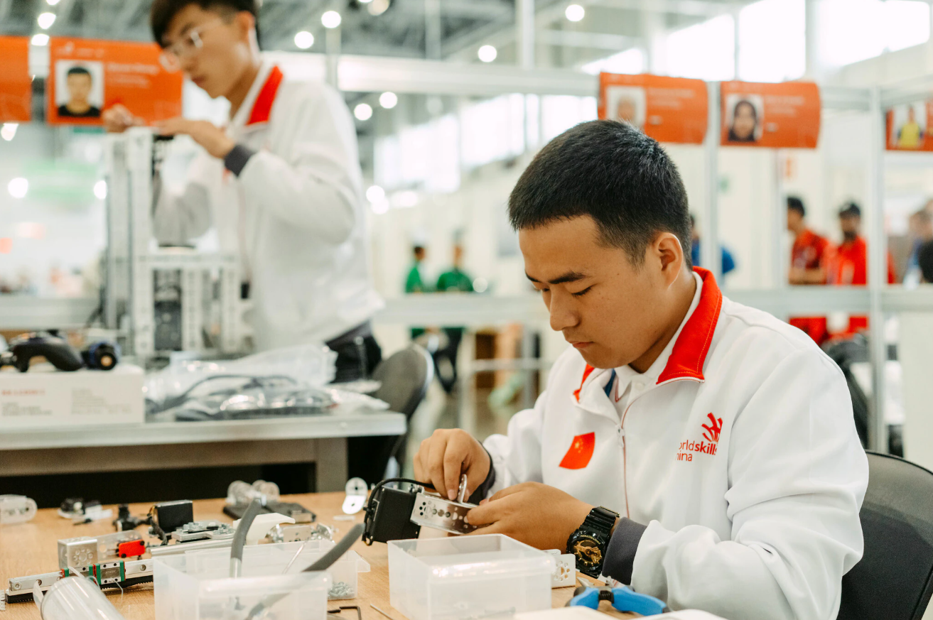 Nhu cầu thu hút nhân tài trẻ tuổi của các tập đoàn công nghệ lớn của Trung Quốc ngày càng tăng. Ảnh: WEF. Tai nang AI 2.png