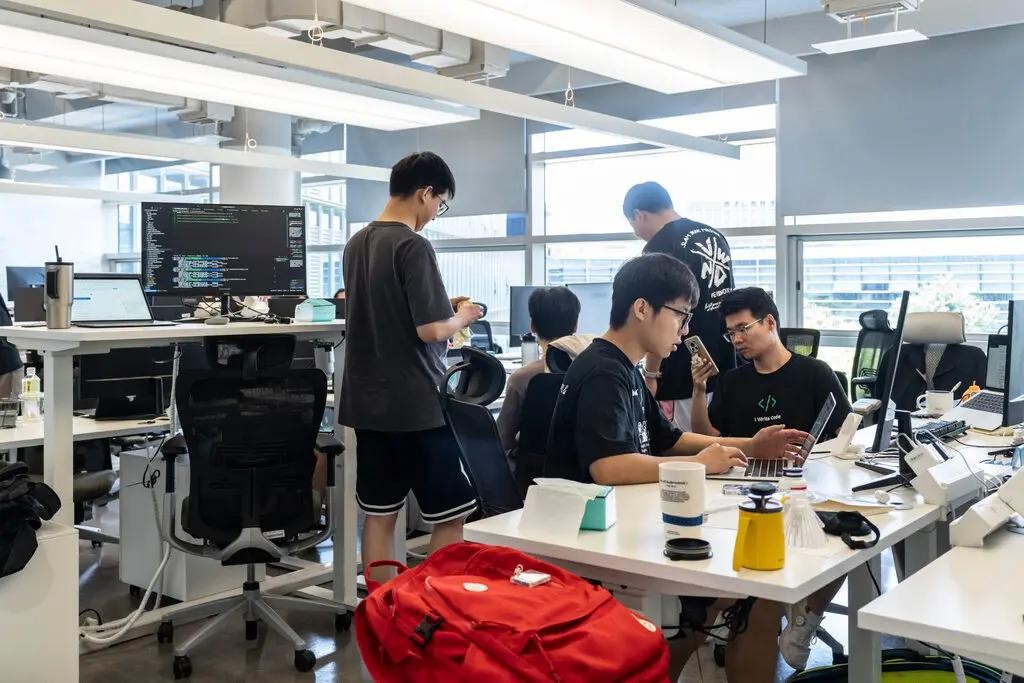 Nhân viên trẻ tuổi tại văn phòng của một công ty AI ở Hàng Châu. Ảnh: NYTimes. Tai nang AI.jpg