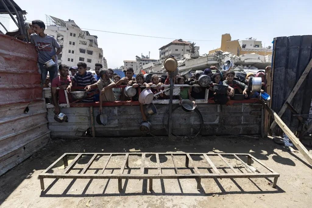 Người dân chờ viện trợ lương thực ở Thành phố Gaza hôm 23/7. Ảnh: NYTimes. Cái chết thầm lặng ở Gaza Nạn đói, suy dinh dưỡng và sự tuyệt vọng.jpg