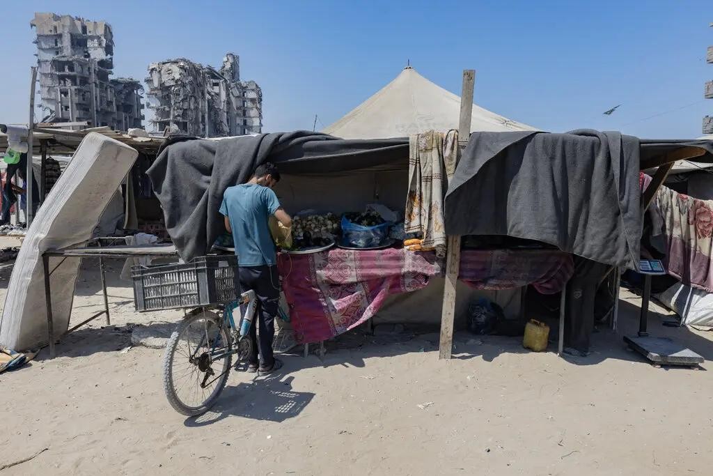 Một khu chợ gần như trống rỗng ở Thành phố Gaza vào hôm 24/7. Ảnh: NYTimes. Cái chết thầm lặng ở Gaza Nạn đói, suy dinh dưỡng và sự tuyệt vọng 4.jpg