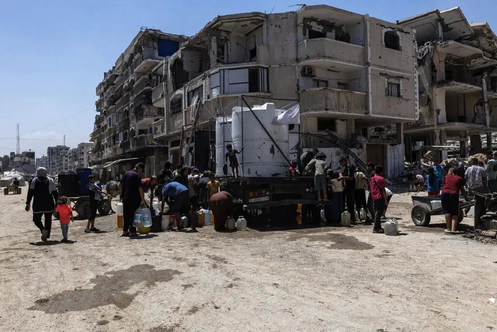 Người dân lấy nước ở Thành phố Gaza vào tuần trước. Ảnh: NYTimes. Cái chết thầm lặng ở Gaza Nạn đói, suy dinh dưỡng và sự tuyệt vọng 6.jpg