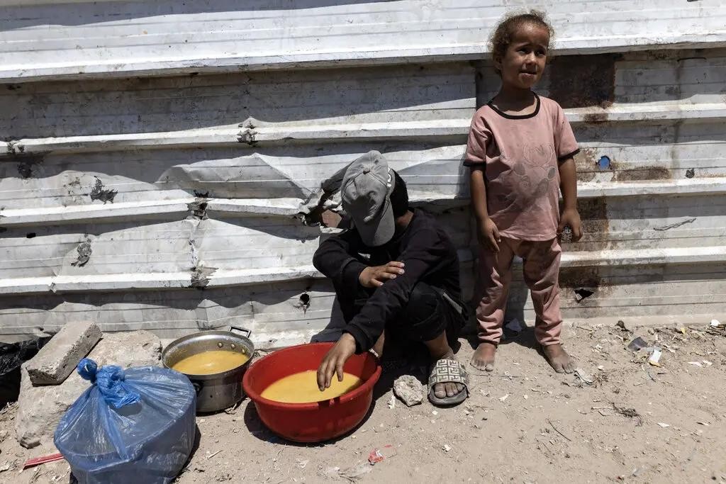 Trẻ em bên ngoài một bếp ăn từ thiện ở Thành phố Gaza vào hôm 23/7. Ảnh: NYTimes. Cái chết thầm lặng ở Gaza Nạn đói, suy dinh dưỡng và sự tuyệt vọng 7.jpg