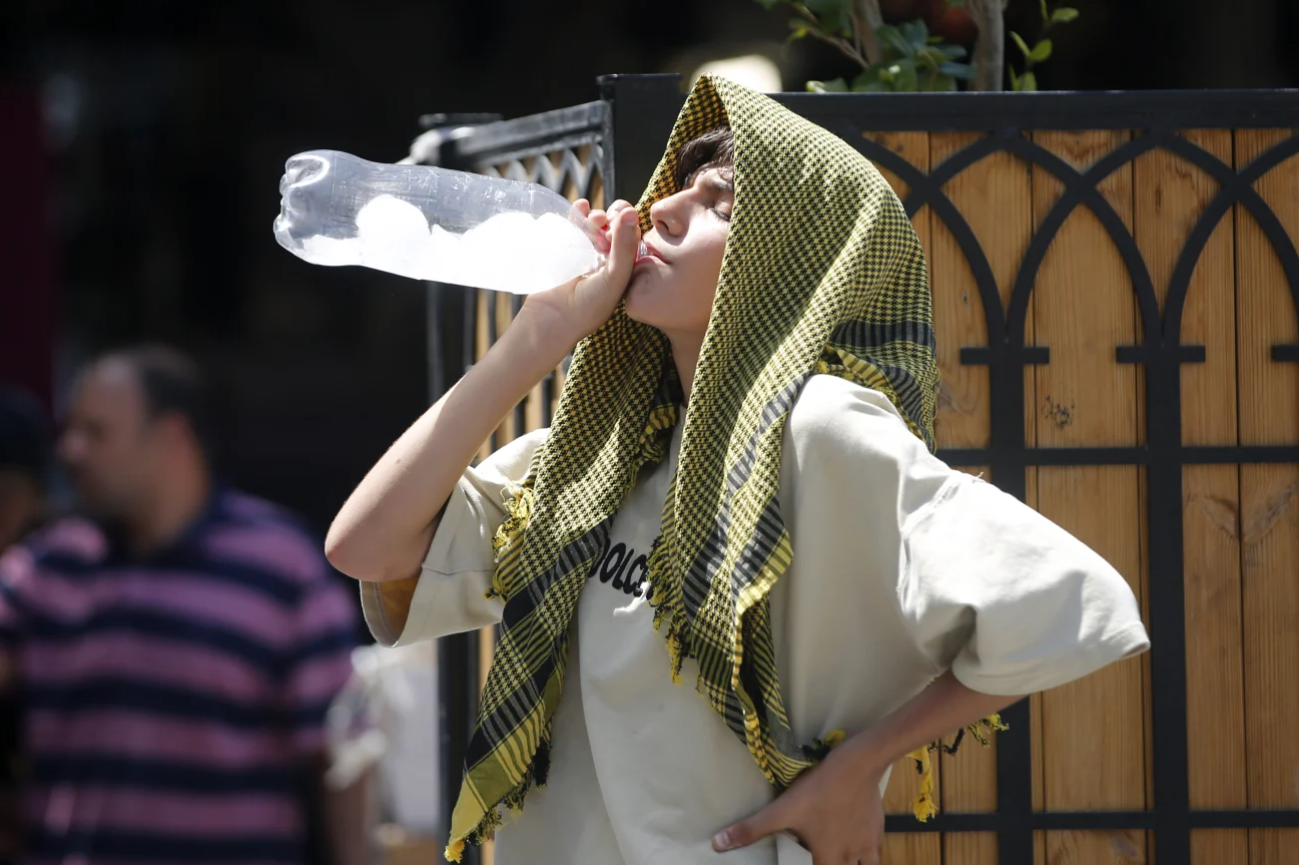 Một người dân cố gắng giải nhiệt ở Tehran, Iran vào ngày 22/7. Các cơ quan chính quyền ở nhiều tỉnh, bao gồm cả thủ đô Tehran, đã đóng cửa vào ngày 23/7 nhằm mục đích tiết kiệm điện và nước. Ảnh: Getty. Thủ đô Iran đối mặt với Ngày không nước 10 triệu dân có thể mất nước sinh hoạt 3.png