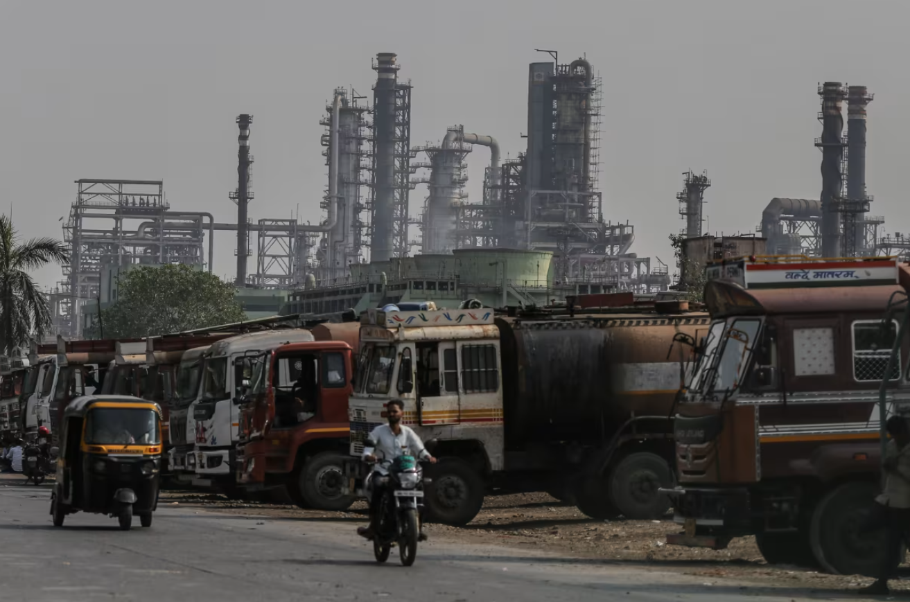 Xe chở dầu bên ngoài một nhà máy lọc dầu do Bharat Petroleum Corp. Ltd. vận hành tại Mumbai, Ấn Độ, vào ngày 4/4. Ảnh: Getty. Ông Trump muốn Ấn Độ ngừng mua dầu của Nga Tại sao ông Modi nói không.png