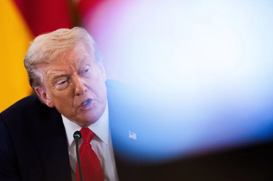 Tổng thống Mỹ Donald Trump phát biểu trong cuộc họp đa phương với các nhà lãnh đạo châu Âu tại Phòng phía Đông của Nhà Trắng hôm 18/8. Ảnh: Getty. Ông Trump chấm dứt 7 cuộc chiến trên thế giới Thực tế và khoảng tối trong kiến tạo hòa bình 2.png