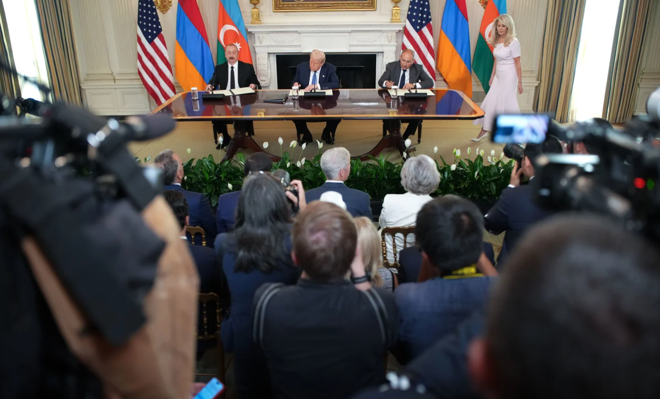 Tổng thống Azerbaijan Ilham Aliyev, bên trái, Thủ tướng Armenia Nikol Pashinyan và ông Trump ký hiệp định hòa bình trong một buổi lễ tại Nhà Trắng vào ngày 8/8. Ảnh: Getty. Ông Trump chấm dứt 7 cuộc chiến trên thế giới Thực tế và khoảng tối trong kiến tạo hòa bình 4.png