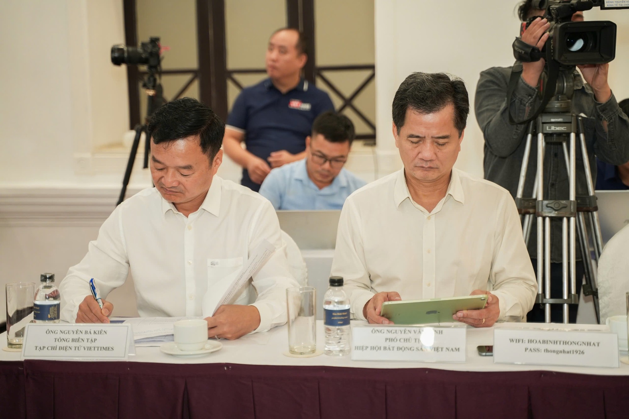 Ông Nguyễn Bá Kiên, Tổng biên tập Tạp chí điện tử VietTimes và ông Nguyễn Văn Đính (bên phải), Phó Chủ tịch Hiệp hội Bất động sản Việt Nam (VNREA), Chủ tịch Hội Môi giới Bất động sản Việt Nam (VARS). Ông Nguyễn Bá Kiên, Tổng biên tập Tạp chí điện tử VietTimes và ông Nguyễn Văn Đính (bên phải), Phó Chủ tịch Hiệp hội Bất động sản Việt Nam (VNREA), Chủ tịch Hội Môi giới Bất động sản Việt Nam (VARS).