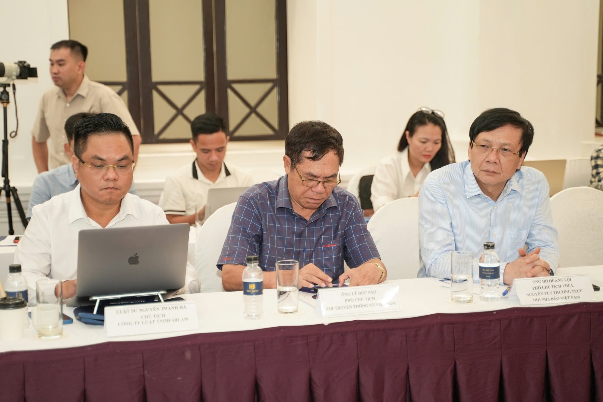 Ông Hồ Quang Lợi và Lê Đức Sảo, Phó Chủ tịch Hội Truyền thông số Việt Nam cùng luật sư Nguyễn Thanh Hà, Chủ tịch Công ty Luật TNHH SBLAW tại Hội thảo (từ phải qua). z6925023274128_8d7ccb362e284f5d5c2cd59d7e6a3851.jpg