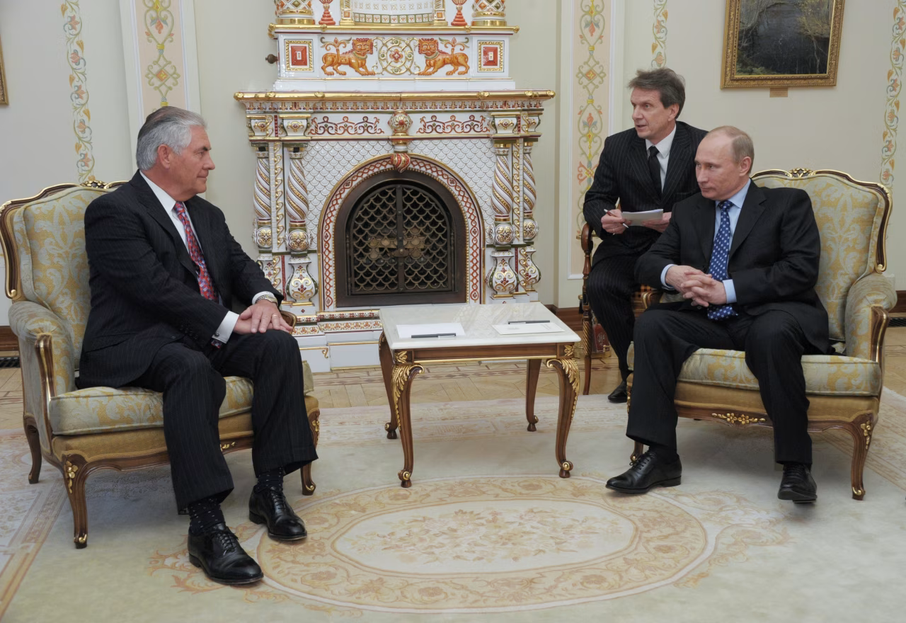 Tổng Giám đốc điều hành Exxon Rex Tillerson (bên trái) đã gặp ông Putin vào năm 2012 khi mối quan hệ của công ty với Nga còn chặt chẽ. Ảnh: WSJ. Bí mật sau cánh cửa đóng kín Exxon và Rosneft đang toan tính điều gì ở Viễn Đông Nga 3.png