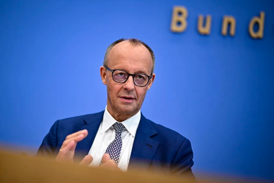 Thủ tướng Đức Friedrich Merz đã công bố những thay đổi toàn diện về chính sách di cư của Đức sau khi nhậm chức vào tháng 5. Ảnh: AFP. 10 năm sau quyết định lịch sử mở cửa đón 1 triệu người tị nạn Nước Đức đã đổi thay thế nào 3.png