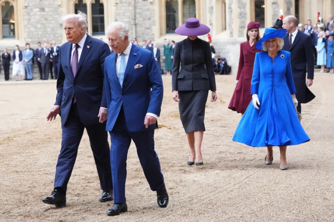 Từ trái sang phải, ông Donald Trump, Vua Charles III, bà Melania Trump và Nữ hoàng Camilla đi trước Catherine, Công nương xứ Wales và Hoàng tử William tại Lâu đài Windsor. Ảnh: AFP. Từ đừng nhìn tôi đến váy vàng lộng lẫy Hai thái cực phong cách của bà Melania Trump 2.png