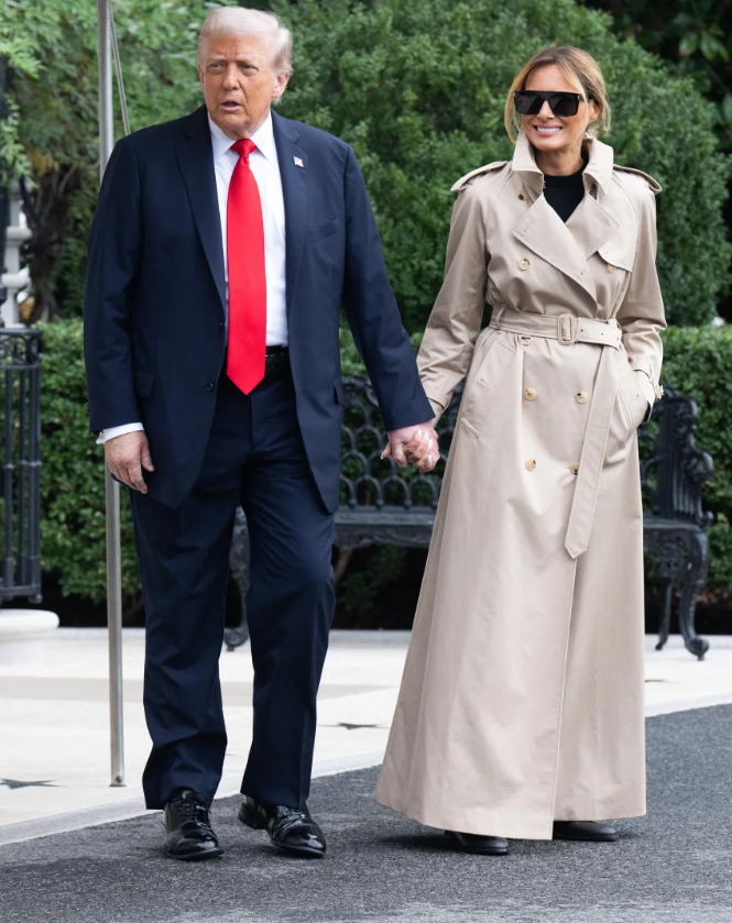Trang phục du lịch của bà Melania khi đến Sân bay Stansted, London là một chiếc áo khoác dài chấm đất hiệu Burberry — gợi nhớ đến di sản của Anh. Ảnh: AFP. Từ đừng nhìn tôi đến váy vàng lộng lẫy Hai thái cực phong cách của bà Melania Trump 4.png