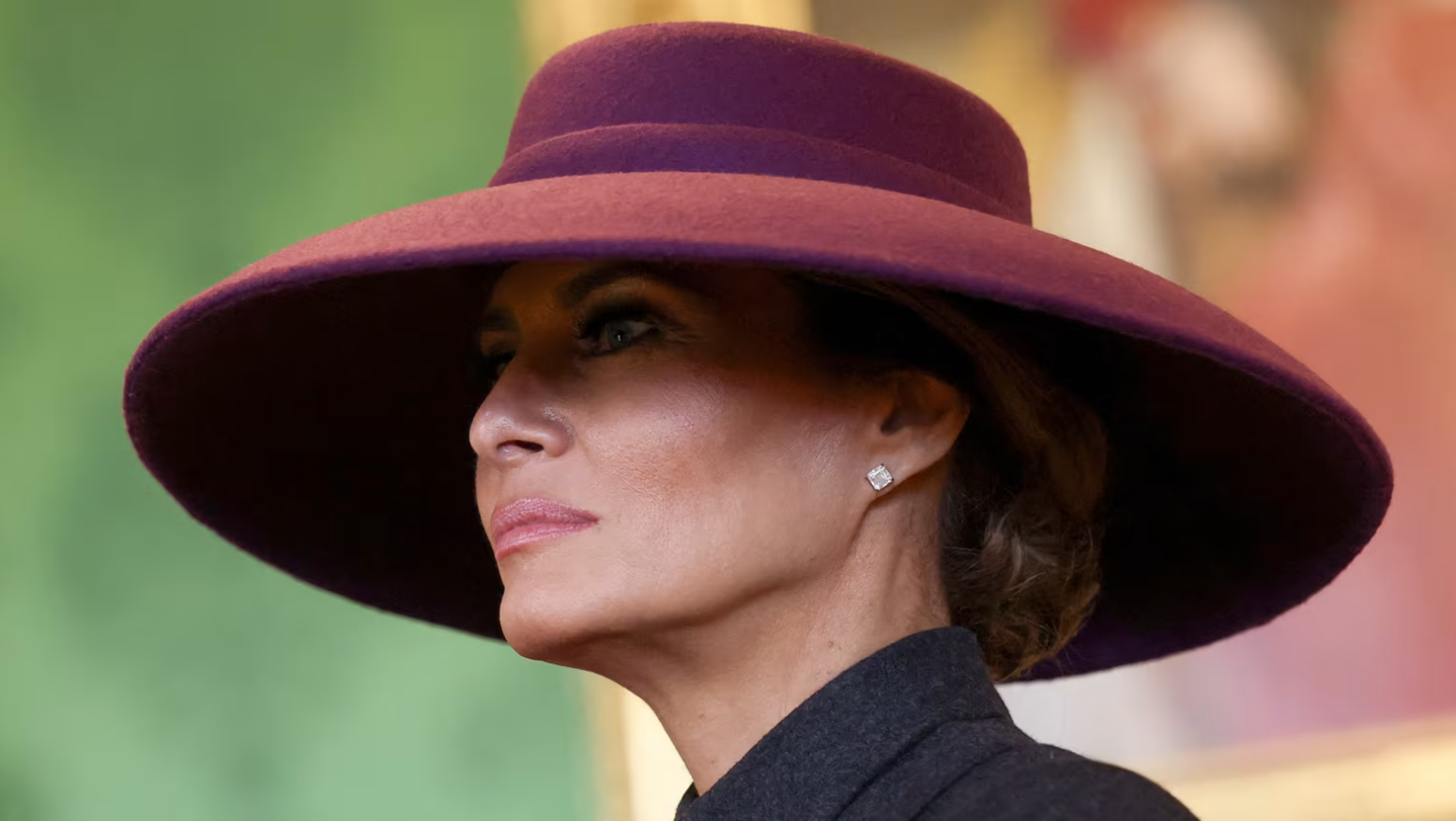Đệ nhất phu nhân Mỹ Melania Trump đã đội một chiếc mũ che mặt khác, tương tự như chiếc mũ bà đội trong lễ nhậm chức của chồng, trong chuyến thăm cấp nhà nước gần đây nhất của họ tới Vương quốc Anh. Ảnh: Reuters. Từ đừng nhìn tôi đến váy vàng lộng lẫy Hai thái cực phong cách của bà Melania Trump.png