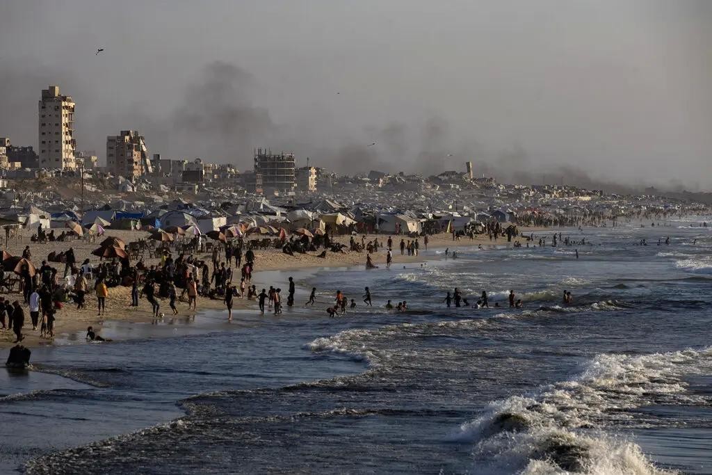 Người dân Palestine di tản trên bờ biển Địa Trung Hải ở Gaza vào tháng 7. Ảnh: NYTimes. Việc công nhận Nhà nước Palestine có nghĩa như thế nào, tác động ra sao đến cục diện Trung Đông 2.jpg