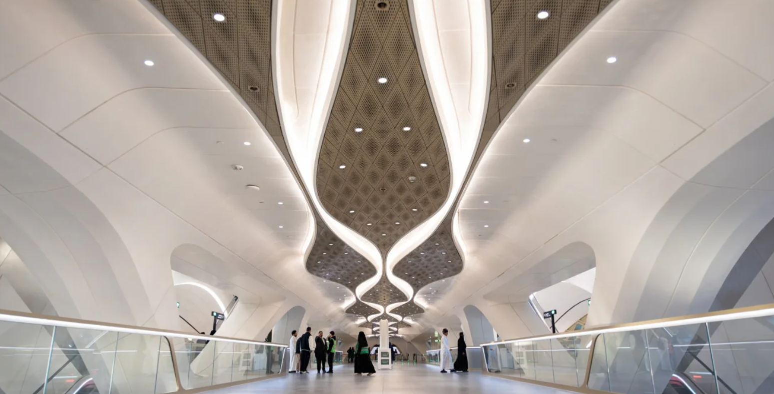 Ra mắt vào tháng 12/2024, Riyadh Metro mang đến ý nghĩa mới cho câu nói "Không phải đích đến, mà là hành trình". Ảnh: CNN. Arab Saudi chơi lớn Tuyến metro 22 tỷ USD biến Riyadh thành thành phố tương lai 2.png