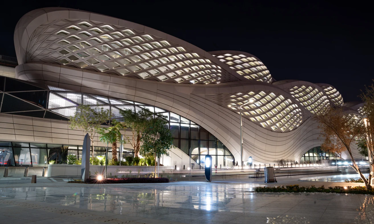 Ga tàu điện ngầm King Abdullah Financial District (KAFD) tuyệt đẹp của Riyadh được thiết kế bởi Zaha Hadid Architects. Ảnh: CNN. Arab Saudi chơi lớn Tuyến metro 22 tỷ USD biến Riyadh thành thành phố tương lai 5.png
