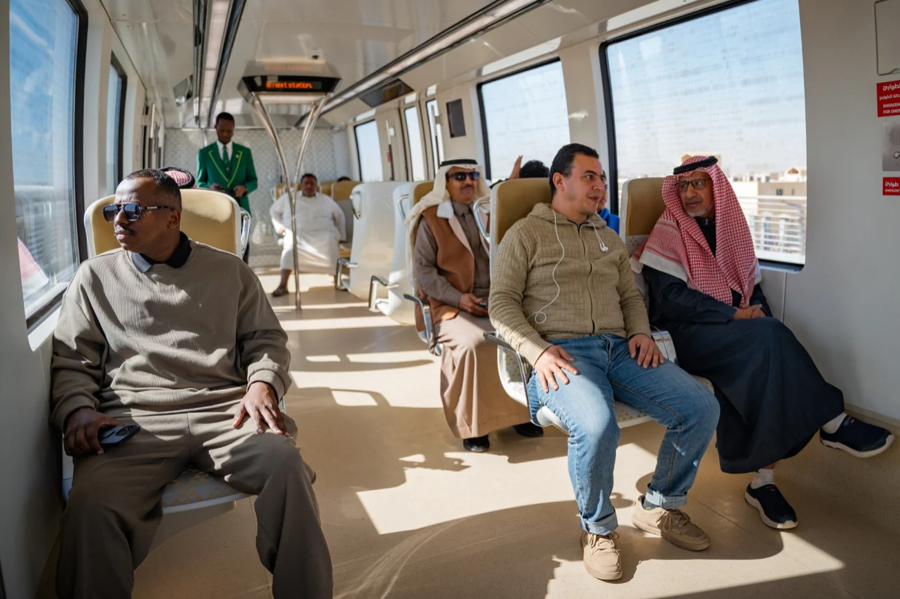 Người dân hứng thú với phương tiện di chuyển mới của Riyadh. Ảnh: CNN. Arab Saudi chơi lớn Tuyến metro 22 tỷ USD biến Riyadh thành thành phố tương lai 6.png