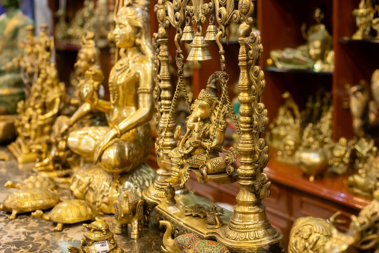 Tượng thần Ganesha bằng đồng cùng với các bức tượng khác được bán tại một cửa hàng ở chợ Ấn Độ. Ảnh: Getty. Di sản ngàn năm của Ấn Độ trước nguy cơ bị xóa sổ Thuế Mỹ đẩy hàng triệu nghệ nhân vào ngõ cụt 2.jpg
