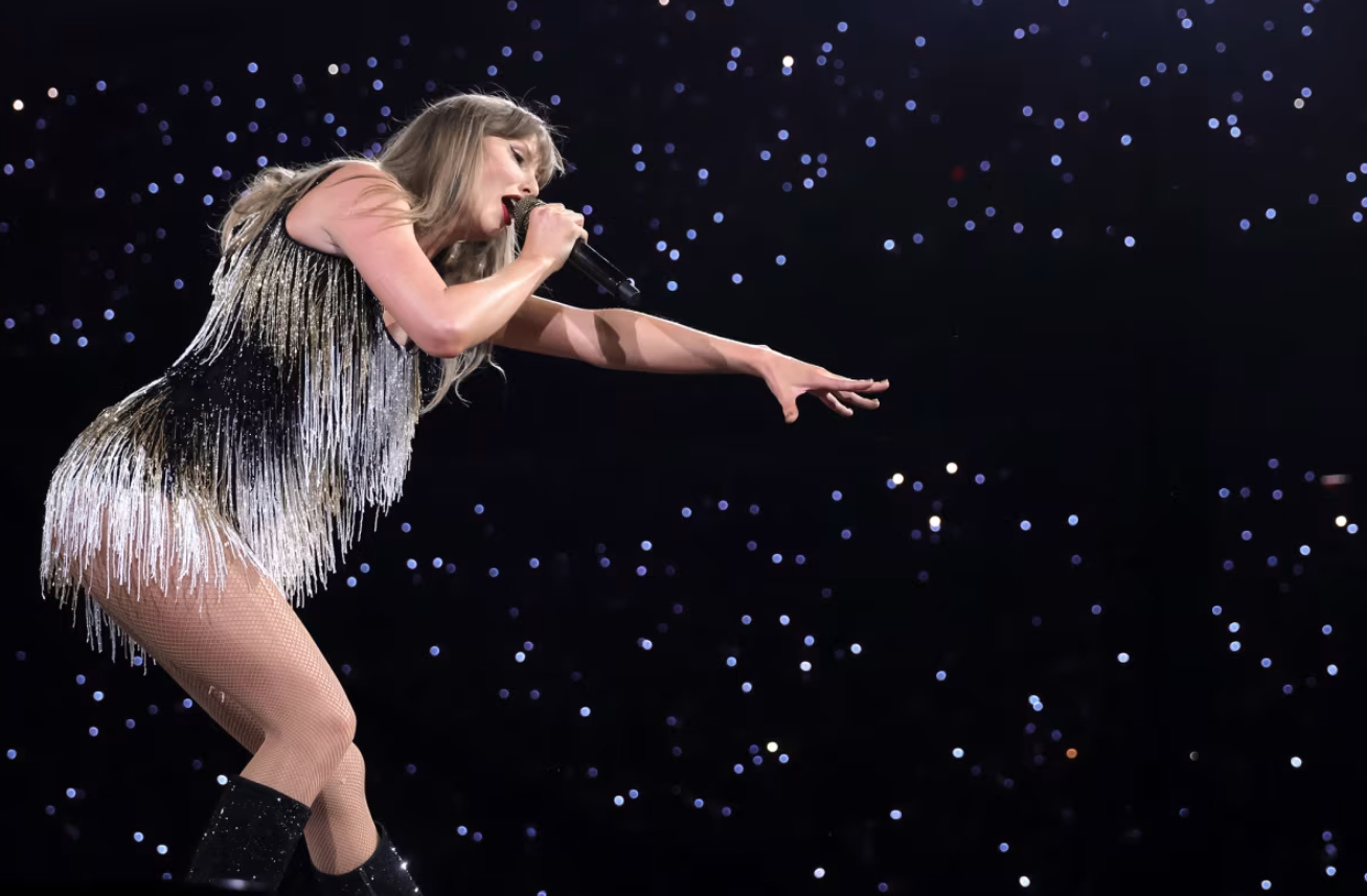 Taylor Swift biểu diễn trên sân khấu trong chuyến lưu diễn "Taylor Swift | The Eras Tour" tại BC Place vào ngày 6/12/2024 tại Vancouver, British Columbia, Canada. Ảnh: Getty. Taylor Swift Nữ ca sĩ biến âm nhạc thành cỗ máy kinh tế tỷ đô, tạo GDP cho cả một quốc gia.png