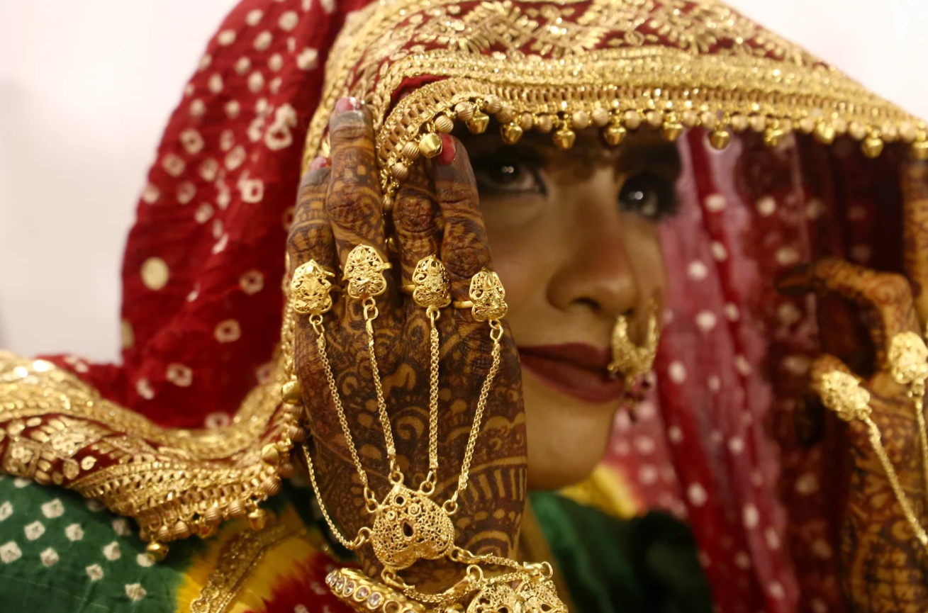 Một cô dâu được nhìn thấy trong lễ cưới ở Karachi, Pakistan, vào tháng 1 năm nay. Ảnh: Xinhua. Đừng đeo gì khác ngoài vàng Bí quyết truyền đời của phụ nữ Nam Á, giữa lúc giá vàng lập đỉnh 2.png