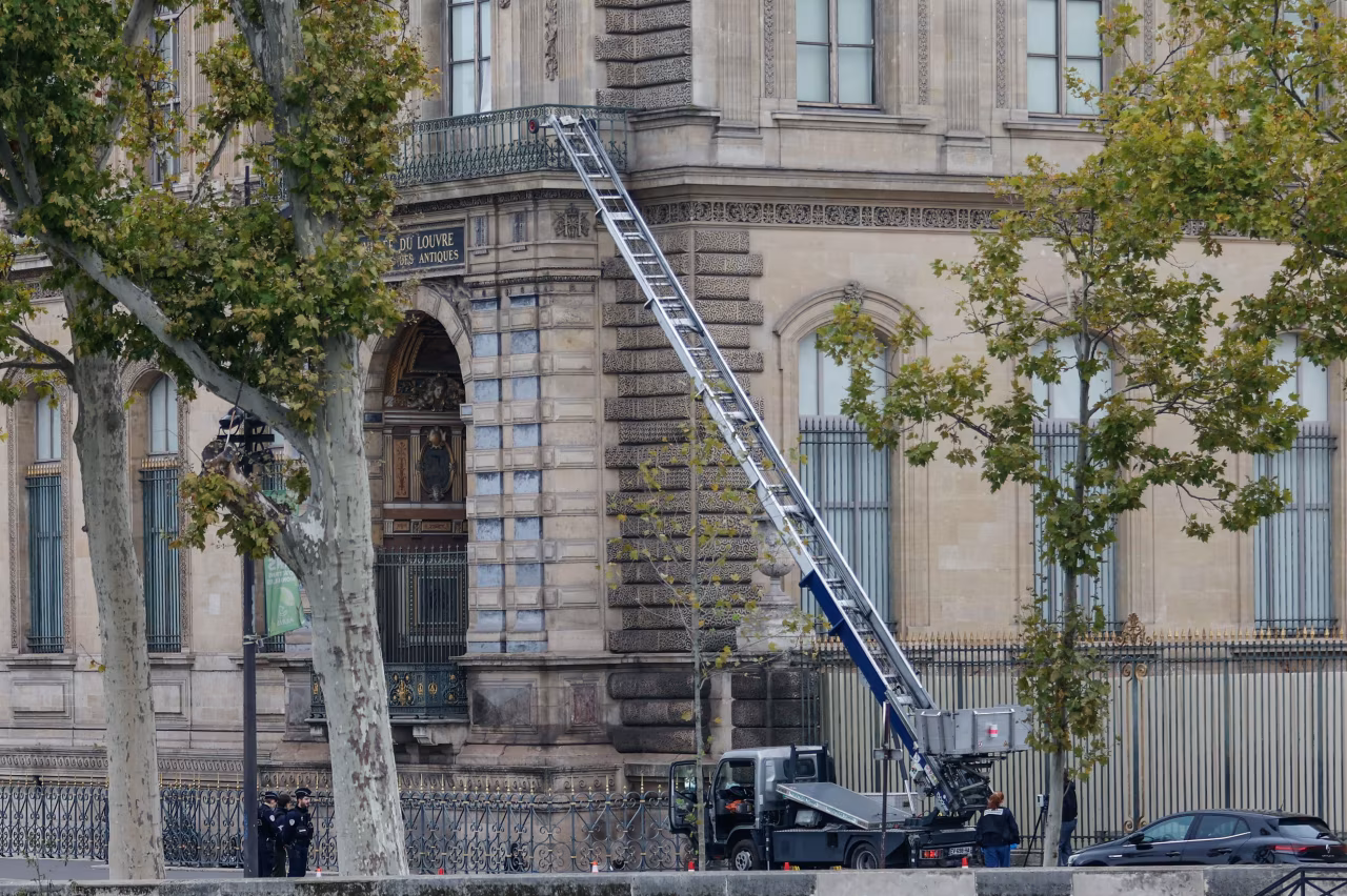Những tên trộm đã sử dụng thang nâng gắn trên xe tải mà chúng đỗ bên ngoài Bảo tàng Louvre. Ảnh: WSJ. Bí ẩn chợ đen tỷ đô Trang sức bị trộm ở Louvre có thể rơi vào mạng lưới buôn lậu toàn cầu 3.png