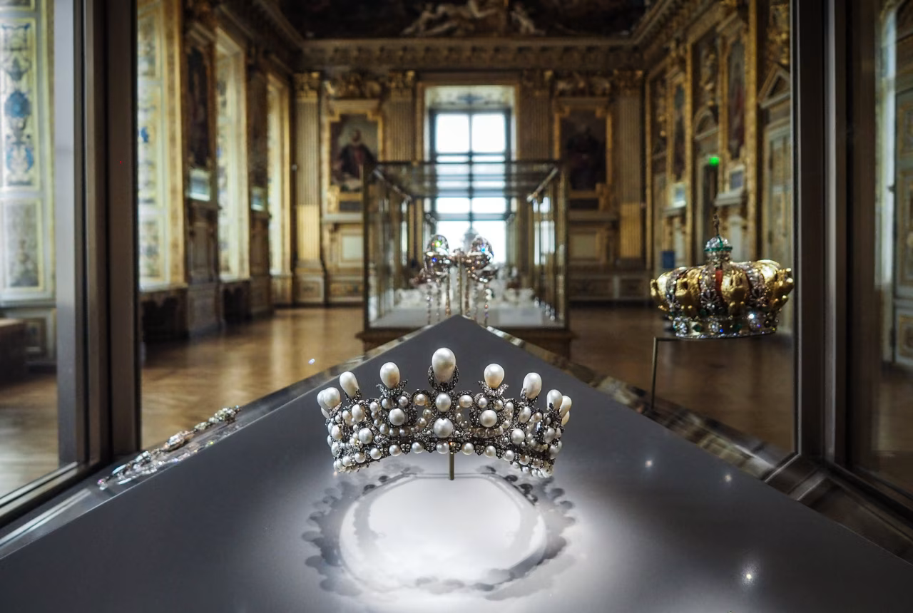 Vương miện ngọc trai của Hoàng hậu Eugénie được trưng bày tại phòng Galerie d'Apollon của bảo tàng Louvre, Paris, Pháp. Ảnh: WSJ. Bí ẩn chợ đen tỷ đô Trang sức bị trộm ở Louvre có thể rơi vào mạng lưới buôn lậu toàn cầu.png