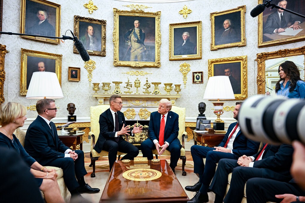 Tổng thống Trump gặp Tổng thống Phần Lan Alexander Stubb vào ngày 9/10. Ảnh: NYTimes. Ông Trump dát vàng Nhà Trắng Đập tường, lát đá Vườn Hồng, xây ballroom hàng trăm mét vuông 13.jpg