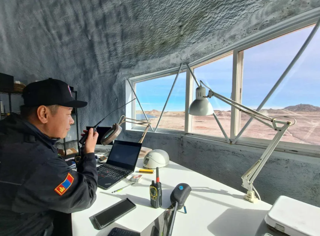 Nhà khoa học của phi hành đoàn MARS-V quan sát địa hình bên ngoài. Ảnh: MARS-V. Trại sao Hỏa bí ẩn giữa sa mạc Mông Cổ 30 ngày trong cái lạnh -30°C, ăn uống như phi hành gia 5.png