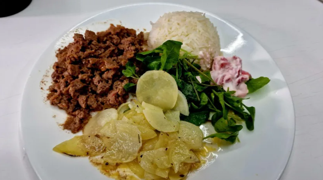 Thịt bò và khoai tây xào mềm, ăn kèm rau xanh tươi từ nhà kính tại chỗ. Ảnh: MARS-V. Trại sao Hỏa bí ẩn giữa sa mạc Mông Cổ 30 ngày trong cái lạnh -30°C, ăn uống như phi hành gia 6.png