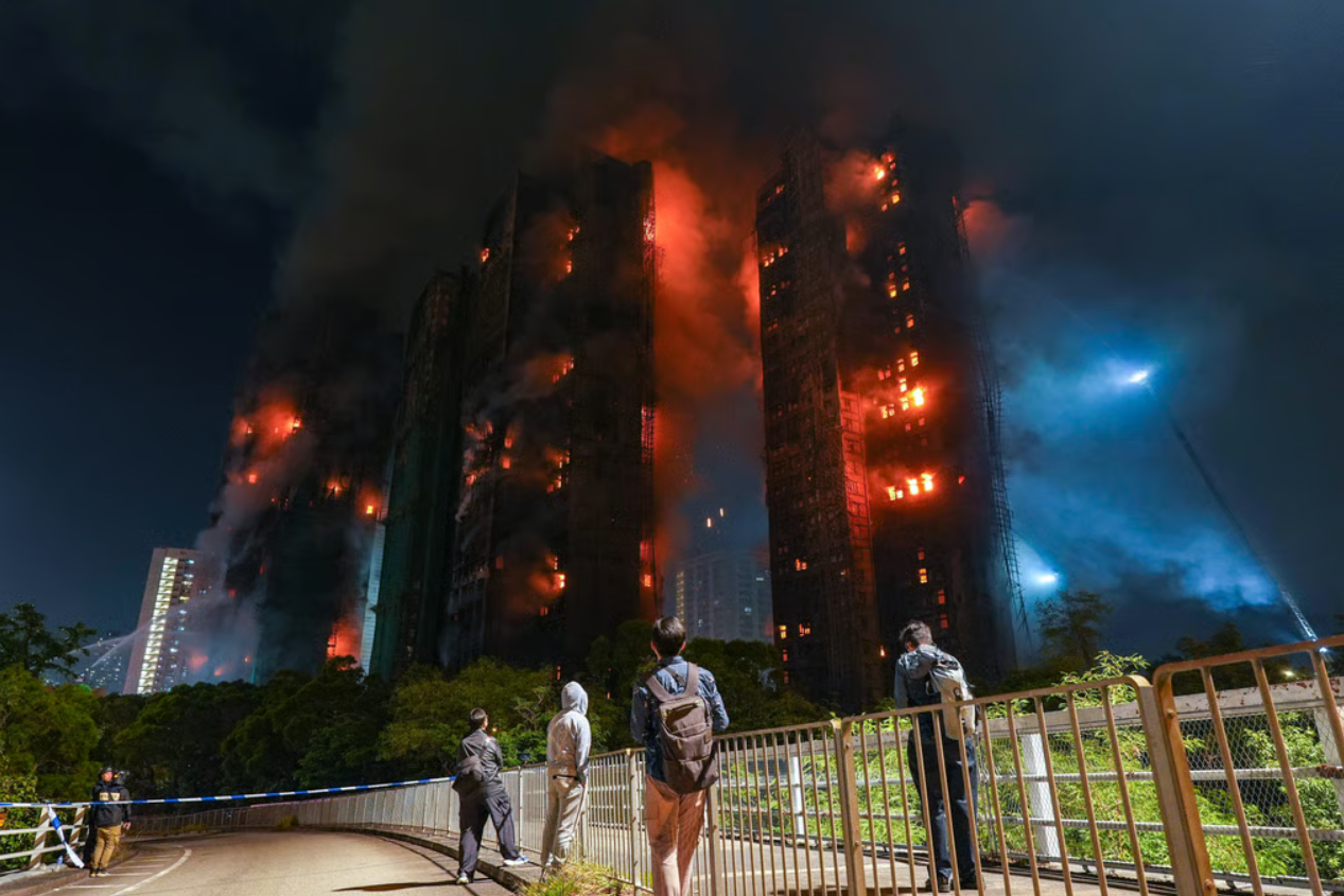 Thảm họa kinh hoàng ở Hong Kong Cháy dữ dội lan qua 8 tòa tháp, ít nhất 14 người thiệt mạng 7.png