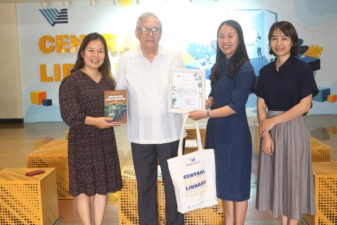 GS Trân tặng sách cho Thư viện Trung tâm, Đại học Quốc gia Hồ Chí Minh. NNT03.jpg