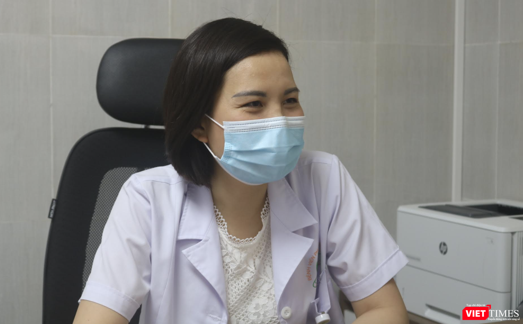 BS. Sim chia sẻ về quá trình nghiên cứu, triển khai kỹ thuật can thiệp bào thai (Ảnh - Minh Thuý) BS. Sim chia sẻ về quá trình nghiên cứu, triển khai kỹ thuật can thiệp bào thai (Ảnh - Minh Thuý)