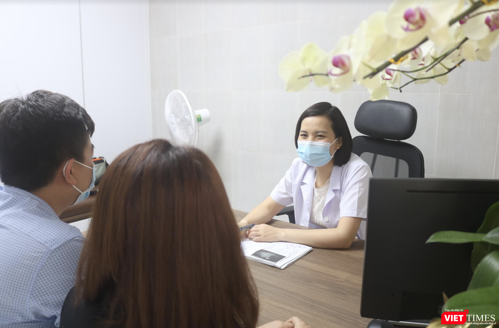 BS. Sim tư vấn cho một cặp vợ chồng (Ảnh - Minh Thuý) BS. Sim tư vấn cho một cặp vợ chồng (Ảnh - Minh Thuý)